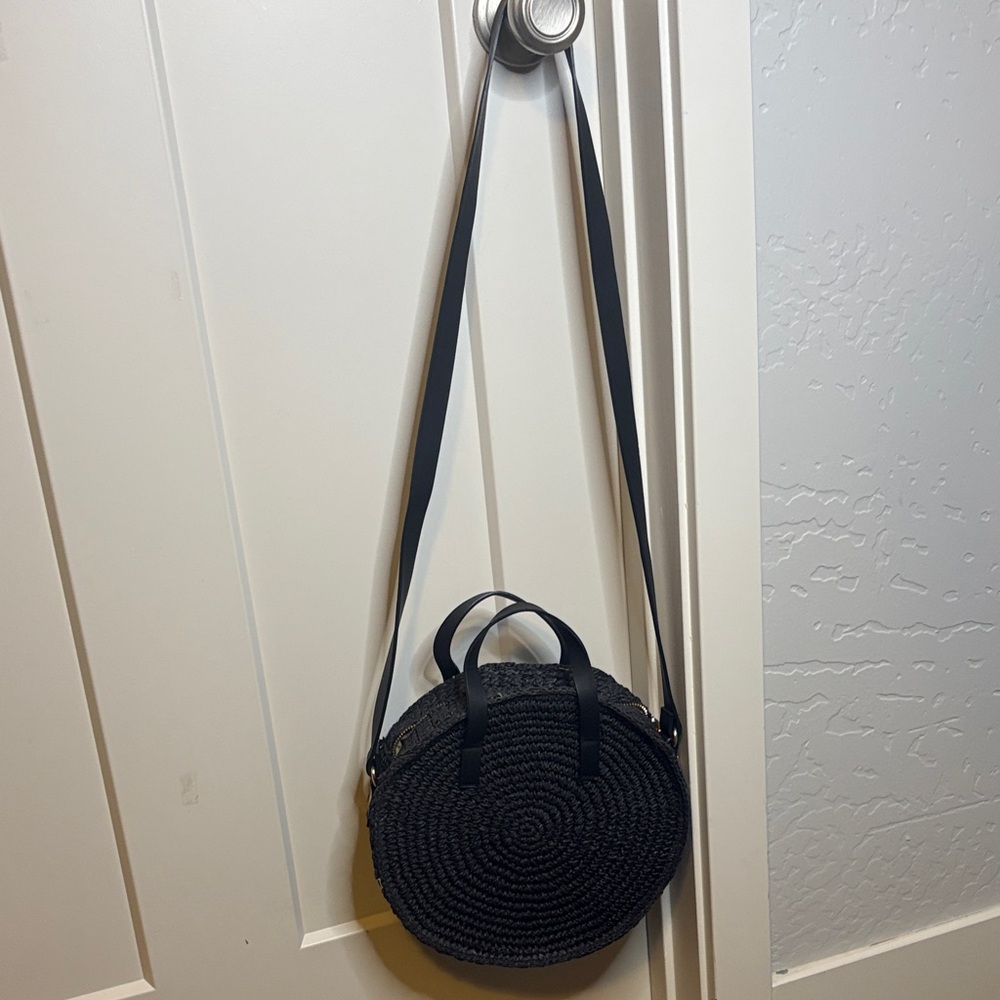 💛 H&M Black Round Crossbody Bag